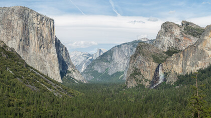 Parque Nacional Yosemite (Valle del Rio Merced). Izq: El Capitán; Centro-derecha: Half Dome;  Derecha: Cascada Velo de la Novia y arriba de la cascada las Rocas de la Catedral