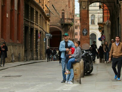 Cena urbana. O barulho das motas das aulas de condução ecoa pelas ruas. Interrompe o fluxo das ideias como uma tosse persistente. Oxalá não passem no exame, pensa — melhor não conduzirem, evita-se o desastre