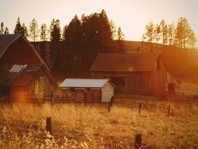 Le strade del villaggio nuovo non le conosci, confondi i cardi con i decumani della vita, cerchi segni ma nessuno può aiutarti nell’interpretare le impronte dei tuoi passi