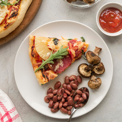 Emparelhamento de sabores. A título de exemplo pode-se referir o seguinte esquema: se alcaparra vai bem com amêndoa, e se amêndoa vai bem com maçã, então a combinação entre maçã e alcaparra deverá ser bem-sucedida