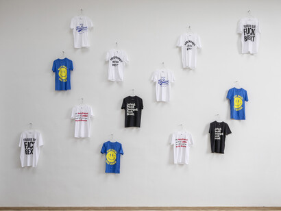 Jeremy Deller, Fuck Brexit T-shirts, 2017. Installationsview, Europa Endlos, Kunsthal Charlottenborg, 2019. Foto af Anders Sune Berg. Courtesy Jeremy Deller.
 