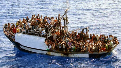 Una embarcación cargada de inmigrantes se acerca a la isla de Lampedusa