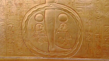Prima rappresentazione conosciuta dell'ouroboros su uno dei reliquiari che racchiudono il sarcofago di Tutankhamon, XVIII dinastia, Museo egizio del Cairo, Egitto
