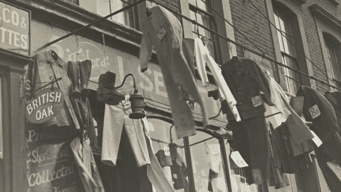 Horacio Coppola. London. 1934. Gelatin silver print. 5 11/16 x 7 3/8″ (14.5 x 18.7 cm). Committee on Photography Fund. © 2014 Galería Jorge Mara-La Ruche/ The Estate of Horacio Coppola