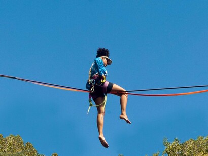 Mulher se equilibra em corda bamba. Sabedoria não é só o acúmulo de conhecimento importante em sua vida pessoal e profissional que o torna uma referência entre seus pares. Sabedoria nada mais é do que o acúmulo de conhecimento por meio do estudo e das experiências vividas, que só faz sentido quando você semeia esse conhecimento por onde você passar, sem restrição alguma