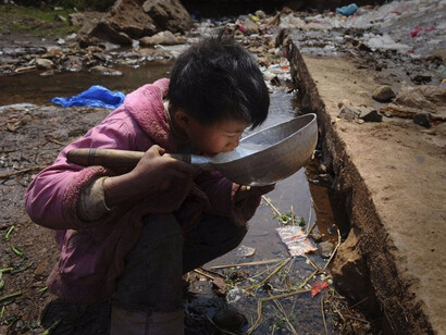 Niño en situación de pobreza en América latina