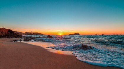 Mare al tramonto: "La memoria è uno strumento molto strano, uno strumento che può restituire, come il mare, dei brandelli, dei rottami, magari a distanza di anni"