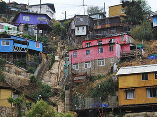 El principio de la esperanza y el principio de la alegría son las fuerzas anímicas que movilizan las epistemologías del Sur. Los pobres se organizan y toman terrenos. Valparaíso, Chile