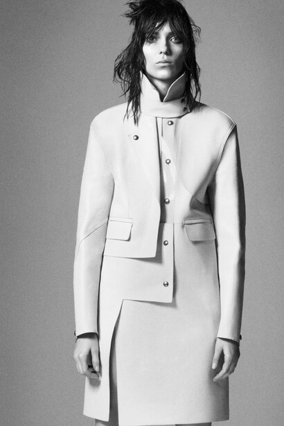 Modelo luciendo un diseño de Alexander Wang