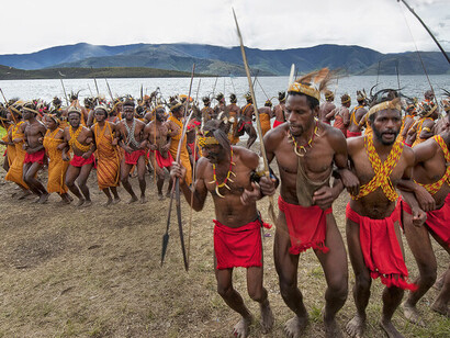 El 2026 se presenta oscuro y brillante a la vez. Oscuro porque aún arrastra el cansancio y la decadencia de los últimos años, brillante porque guarda la chispa de una promesa que todavía no sabe pronunciarse. «Tari Tumbu Tanah» es una danza tradicional de Indonesia, originaria del pueblo nias de Sumatra Septentrional