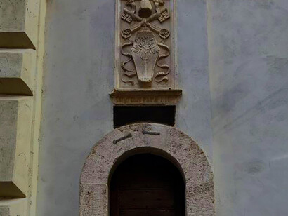 Entrada al acueducto Acqua Vergine, en Via Nazareno, Roma, Italia