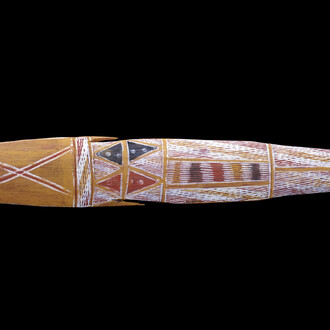 Statuette en forme de poisson, Australie, Territoire du Nord, Terre d’Arnhem centrale, îles Crocodile, Milingimbi, Yolngu. Milieu du 20e siècle, Bois, pigments naturels, L 56 cm l 7 cm, Don de Georges Barbey en 1960. Photo: © MEG, J. Watts