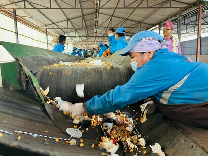 A rotina de triagem evidencia o papel humano na gestão de resíduos. Entre esforço e precisão, essa etapa conecta o descarte ao potencial de transformação em materiais como os bioplásticos