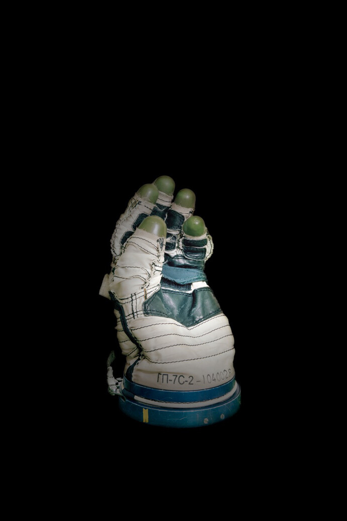 Edgar Martins, Space glove, Yuri Gagarin Cosmonaut Training Centre (Star City, Russia) © The Artist