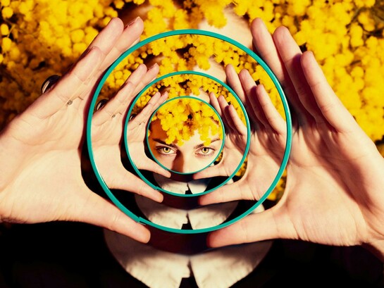 Piscou os olhos. Mexeu-se de um lado para o outro. Encostou o nariz no vidro frio. Nada. Nenhum traço de sua imagem estava ali. O quarto, sim. A cama desarrumada, a poltrona com o casaco jogado por cima, as sombras das cortinas. Mas ela? Evaporara