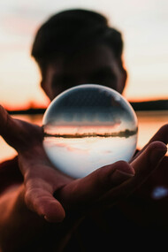 En medio de una simple reunión humana, a veces la consciencia se abre y revela que detrás de nuestras diferencias late una misma y misteriosa Existencia