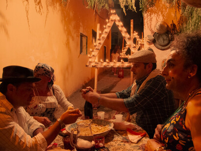 Participantes con disfraces típicos de la Fiesta de los candiles en Somma Vesubiana en Casamale, provincia de Nápoles en Italia