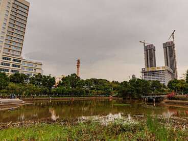 Los edificios de gran altura constituyen el caso más visible —y quizá el más extremo— de este cambio de régimen. Parque de Songpingshan, 2023, Shenzhen, China