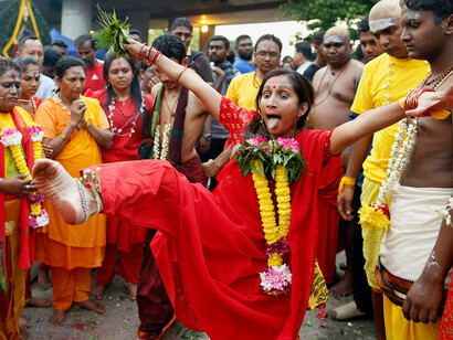 Donna in trance durante il Thaipusam Festival