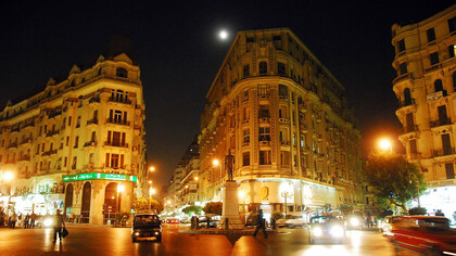 Talaat Harb di notte, cuore commerciale del Cairo