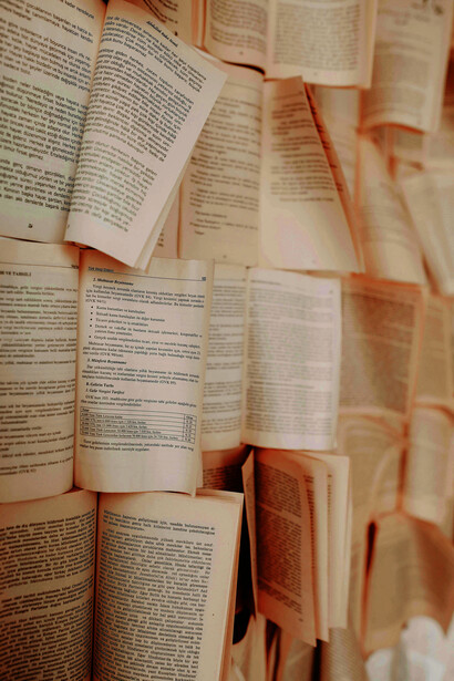 No nombramos el mundo: lo tejemos, y en ese tejido se confunden cuerpo, historia y sentido. Cada palabra es una ventana hacia otra forma de estar en el mundo; hablar es asomarse a otros paisajes del alma