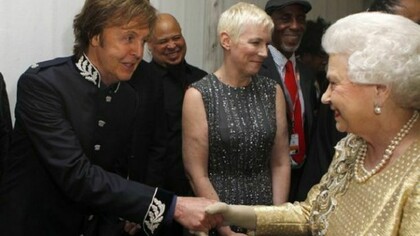 Paul McCartney e la Regina Elisabetta