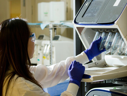 Saiba como o DNA pode armazenar volumes gigantescos de dados, superando os data centers atuais em termos de densidade e eficiência energética
