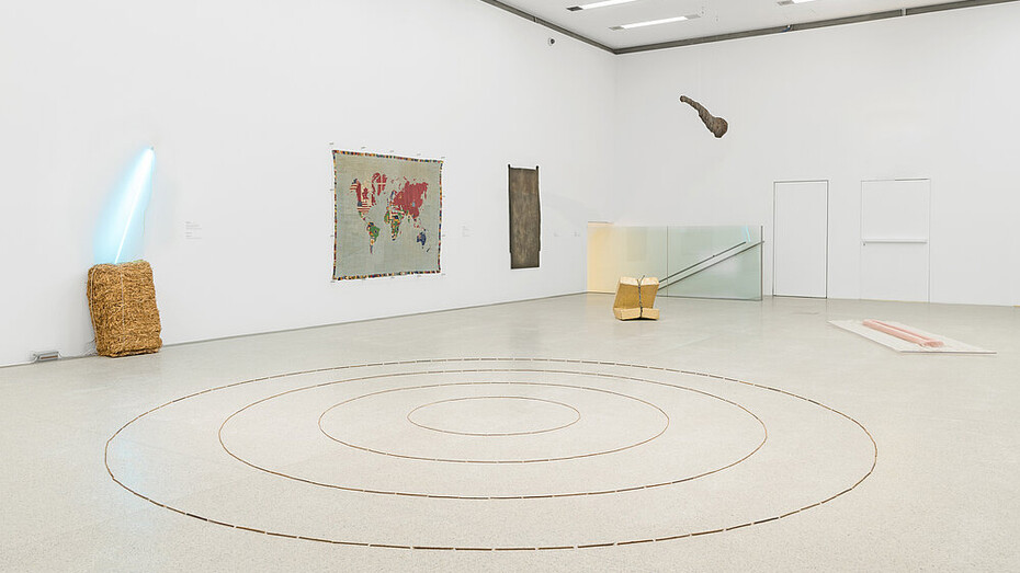 Verschiedene künstler, Mapping the '60s. Kunst-geschichten aus den sammlungen des Mumok, ausstellungsansicht. Mit freundlicher genehmigung des Mumok