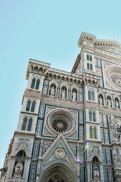 Localizada em Florença, Itália, a Catedral de Santa Maria del Fiore impressiona com sua cúpula projetada por Brunelleschi no século XV, um marco da arquitetura renascentista e um dos maiores feitos estruturais da época