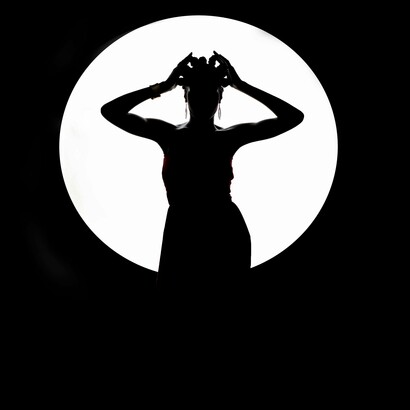 A música abre como se empurrasse devagar uma porta pesada. O compasso é lento, meditativo, quase cerimonial. Nada aqui quer apressar o ouvinte: ela pede escuta profunda, pede chão. O baixo elétrico, grave e quente, cria uma fundação que lembra um coração fatigado, mas resistente