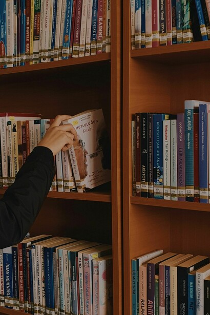 La historia de la literatura latinoamericana se somete a una preponderante transición que une la dimensión prehispánica con el mestizaje y el legado europeo, un proceso particular en el que las reminiscencias indígenas logran encontrar un lugar asertivo donde desplegarse