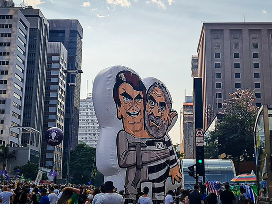 Un pixuleco (muñeco gigante inflable típico de Brasil) de Bolsonaro y Lula durante el movimiento social y político Vem pra Rua (Ven a la Calle)
