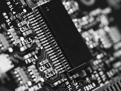 ¿Podemos permitirnos el lujo de prescindir de los elementos más «humanos» en aras de una tecnología que nos provee una vida mejor, más fácil, pero que también nos brinda un universo más reduccionista?