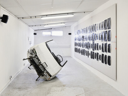 Pierre Gaignard, Stainless Texas Car Crash, 2014, carcasse de Peugeot 205, pare-buffle en forme de Texas, métal brossé - vue de l’exposition Déontologie du Photocopieur, commissariat de Contrefaçons, Vivarium, Biennale off, Rennes, Courtesy Pierre Gaignard