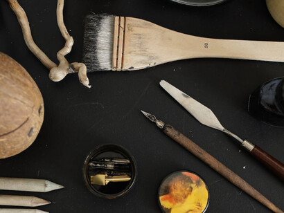 Tavolo di lavoro con pennelli, matite e spatole: per cercare di esprimere se stessi e la propria creatività