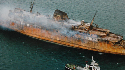 Il tentativo di spegnere le fiamme che avvolgevano la Moby Prince