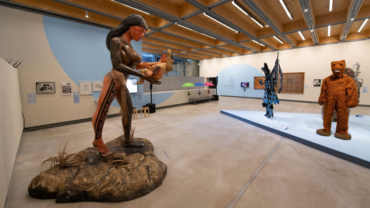 Trabalho de carnaval, vista da exposição. Cortesia da Pinacoteca