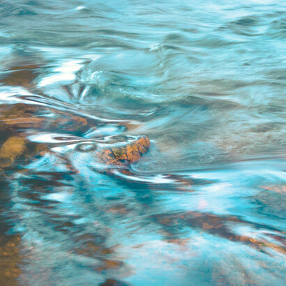 Agua que fluye en un río