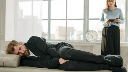 Homem em sessão com psicóloga