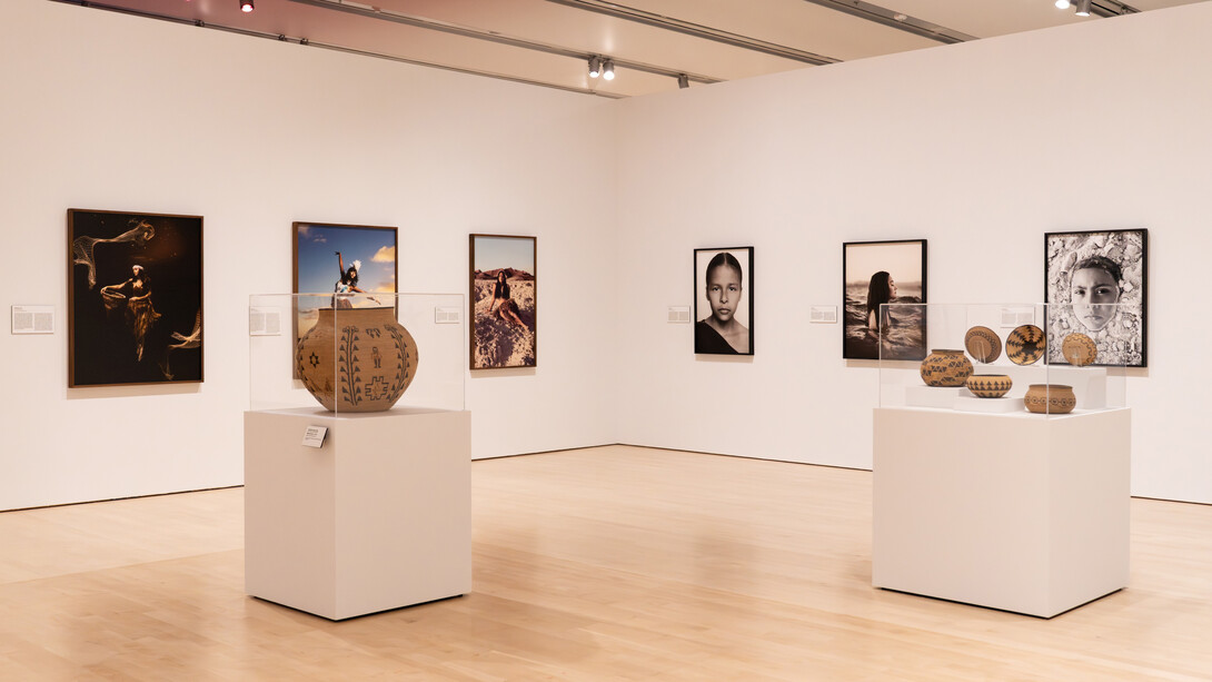 Cara Romero, Panûpünüwügai (Luz viviente), vista de exhibición. Cortesía del Phoenix Art Museum
