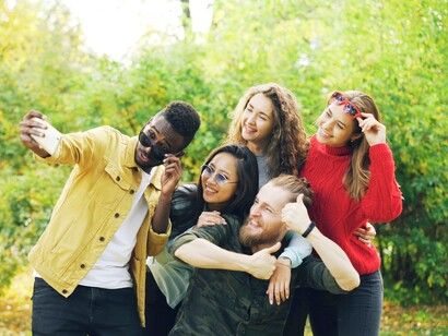 Quando i giovani scendono in piazza per chiedere una politica più giovane, non rivendicano solo età, ma approcci nuovi: trasparenza, innovazione e responsabilità verso il domani