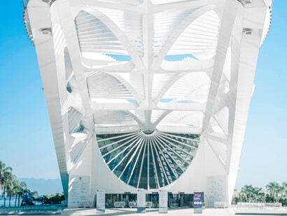 Entrada do Museu do Amanhã e sua estrutura grandiosa. A história do museu, sua arquitetura e galerias podem ser acessadas virtualmente