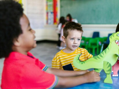 Observou-se que crianças que experimentam vínculos de proximidade, sensibilidade e acolhimento no contexto escolar tendem a apresentar maior confiança, iniciativa e capacidade de comunicação autónoma ao longo do tempo