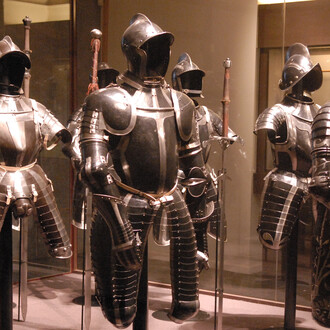 Arms and Armour Gallery. Courtesy of Royal Museum of the Armed Forces and Military History
