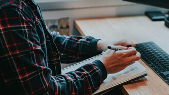 Un personaje bien construido no repite la voz del autor: respira, contradice y transforma la historia con voluntad propia