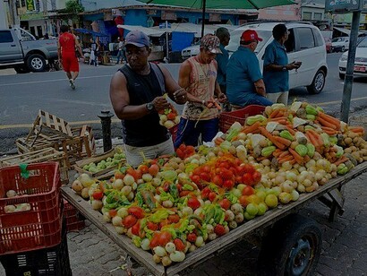 Banca de legumes no Mercado Ver-O-Peso, no Pará, Brasil