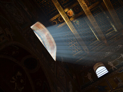 Luz del exterior entra por un ventanal en una iglesia de Monreale, Provincia de Palermo, Italia