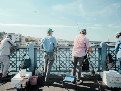 Jovens pescando