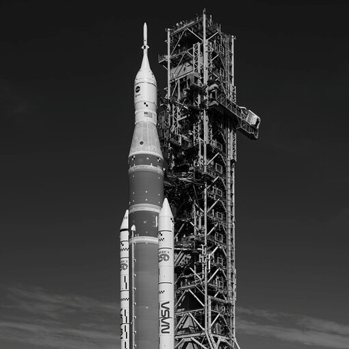 Il razzo SLS (Space Launch System) della missione Artemis II della NASA e la navicella spaziale Orion vengono trasportati al Complesso di lancio 39B sabato 17 gennaio 2026 presso il Kennedy Space Center della NASA in Florida. Crediti fotografici: NASA/John Kraus