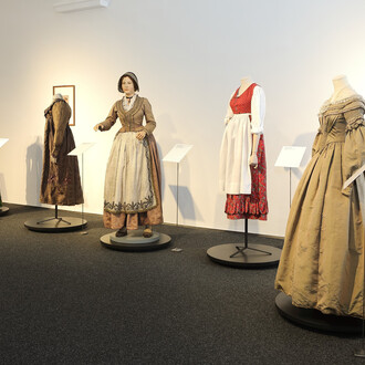 Die Ober­österreicherin. Dirndl. Kleid, ausstellungsansicht. Mit freundlicher genehmigung des Schlossmuseums Linz